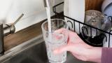 Todos los que se vayan de vacaciones deberían dejar un vaso de agua al lado del fregadero