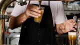 Le pide una cerveza y la petición que le hace después escandaliza a la camarera: muchos explican el porqué