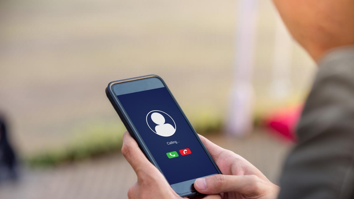 Su hijo no le contesta al teléfono y la psicóloga le pide que pruebe con la 'táctica del guijarro'